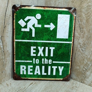 Könnte beinhalten: Ein grünes Metallschild mit einer weißen Silhouette einer Person, die auf einen nach rechts zeigenden Pfeil zu rennt. Das Schild lautet "EXIT to the REALITY".