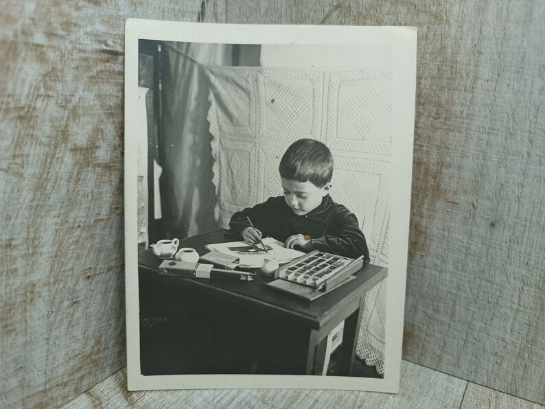 Ragazzino prime lezioni di disegno Foto d'epoca Pittura antica fornisce effimeri di carta per vernici acriliche vintage per l'infanzia del famoso artista immagine 10