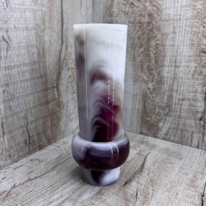 Può includere: Un vaso di vetro bianco e viola con una base larga. Il vaso è in vetro e presenta un motivo a spirale unico.