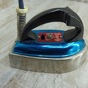 Vintage Mini hierro portátil edredón hierro eléctrico ropa de hierro viaje de hierro cordón de hierro grueso pesado antiguo planchado niños niño hierro azul pequeño 80s