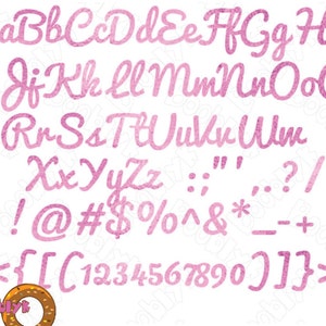 K&ouml;nnte beinhalten: Ein komplettes pinkfarbenes Schreibschrift-Alphabet, einschlie&szlig;lich Gro&szlig;- und Kleinbuchstaben, Zahlen und Sonderzeichen. Die Buchstaben haben eine strukturierte Optik. Der Text "Booblyt" ist unten links zu sehen.