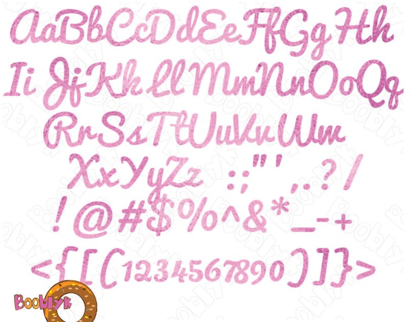 K&ouml;nnte beinhalten: Ein komplettes pinkfarbenes Schreibschrift-Alphabet, einschlie&szlig;lich Gro&szlig;- und Kleinbuchstaben, Zahlen und Sonderzeichen. Die Buchstaben haben eine strukturierte Optik. Der Text "Booblyt" ist unten links zu sehen.