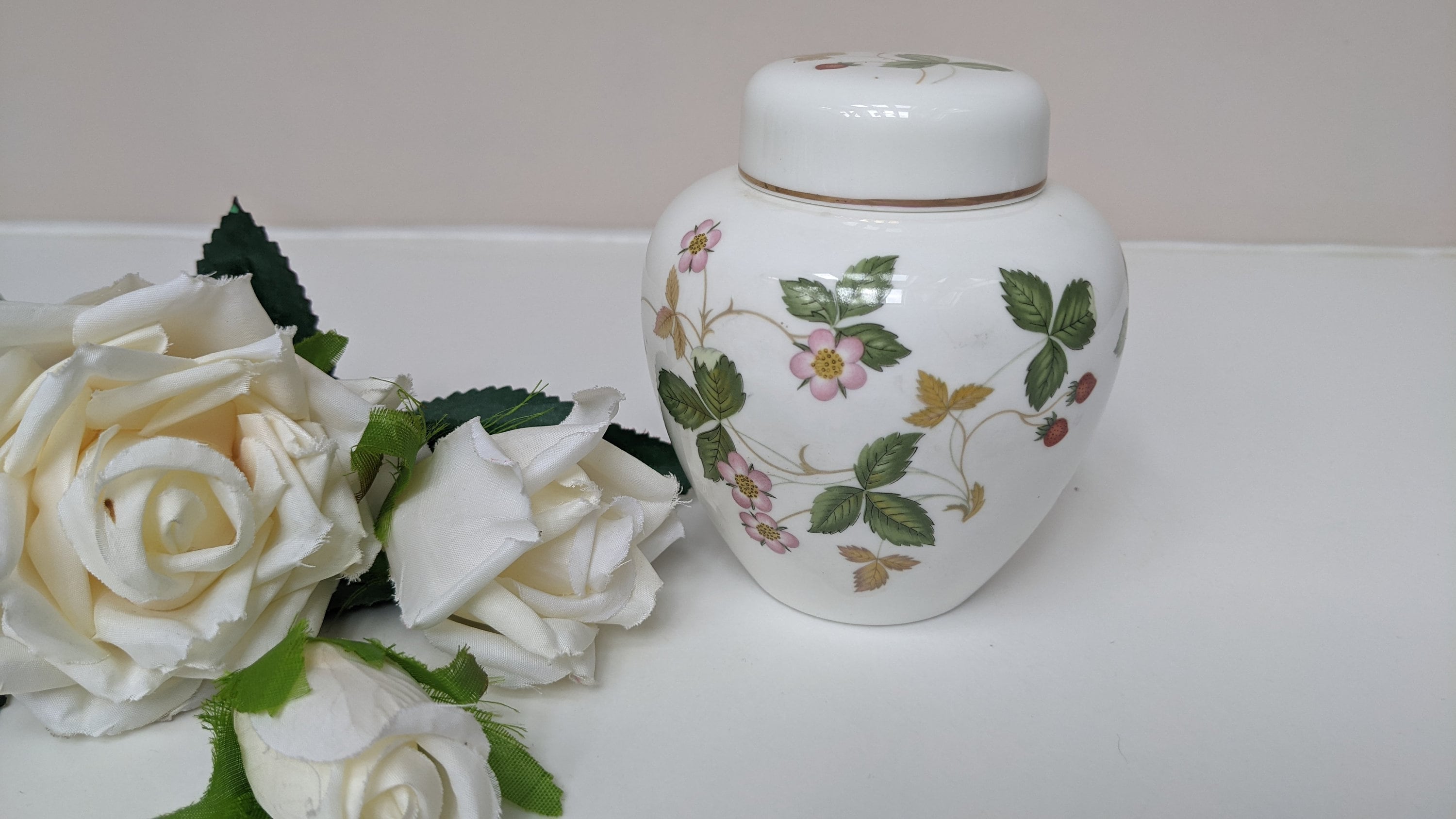  WILD STRAWBERRY ジンジャージャー 花瓶 Wedgwood Small Ginger Jar, Wild Strawberry Pattern, Lidded Pot