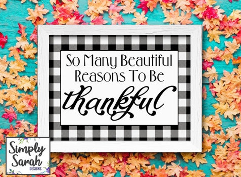 Puede incluir: Una impresi&oacute;n enmarcada en blanco con un fondo a cuadros en blanco y negro. El texto de la impresi&oacute;n dice "So Many Beautiful Reasons To Be Thankful".