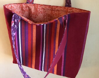 Totebag de tela tote de algodón a rayas retro reciclado hecho a mano de forma sostenible, rojo, naranja, morado. Bolsillo interior totalmente forrado. Asas hasta los hombros