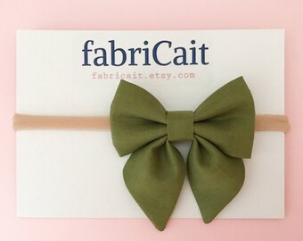 Olive Bow. Green Bow. Olive Bow Headband. Green Headband. Baby Bow Headband. Olive Green. Green Baby Bow. Baby Girl Gift. Baby Shower Gift.