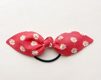 Daisy Ponytail Bow. Flower Ponytail Bow. Daisy Hair Bow. Daisy Print Bow. Floral Ponytail Bow. Bright Red Floral Bow. Girls Favor Idea.