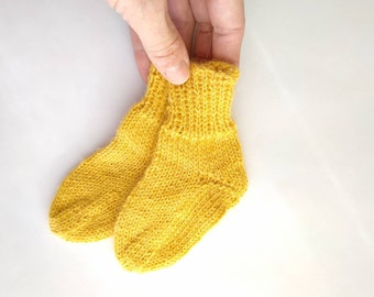 Chaussettes en laine tricotées, Chaussettes neutres, Cadeau de Noël pour la future maman, Chaussettes pour bébé en tricot à la main biologique, Tricots écologiques pour l’hiver