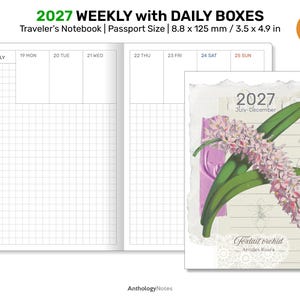 Peut inclure: Un carnet de voyage hebdomadaire 2027 au format passeport, 8,8 x 125 mm. L'agenda ouvert présente une mise en page quadrillée avec des cases quotidiennes. La couverture illustre une orchidée foxtail rose sur du papier ligné à bords déchirés.