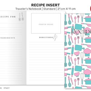 以下が含まれることがあります： 表紙にピンクとブルーのキッチン用品の模様が施された白いレシピノート。ノートには、材料、手順、写真を入れるためのスペースがあります。表紙には「レシピ」という文字が印刷されています。