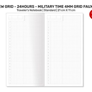 Könnte beinhalten: Ein leeres Tagesansicht-Raster-Notizbuch mit einem 4-mm-Raster, das für die Verwendung mit einem Traveler's Notebook konzipiert ist. Das Notizbuch ist 21 cm x 11 cm groß und verfügt über ein 24-Stunden-Militärzeitformat. Der Text "STANDARD ODER REGELMÄSSIG" ist auf einem roten Kreis in der oberen rechten Ecke gedruckt.