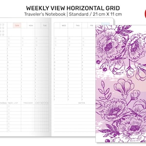 Op de afbeelding: Een weekplanner met een horizontale rasterindeling. De planner is ontworpen voor gebruik met het Traveler's Notebook-systeem. De omslag heeft een bloemenontwerp met paarse bloemen en een aquarel achtergrond. De planner is 21 cm bij 11 cm.