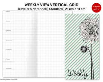Könnte beinhalten: Ein wöchentliches vertikales Raster-Notizbuch mit einem grün-weiß gestreiften Einband, der eine schwarz-weiße Illustration einer Blume zeigt. Das Notizbuch ist 21 cm x 11 cm groß und trägt die Aufschrift "Traveler's Notebook | Standard".
