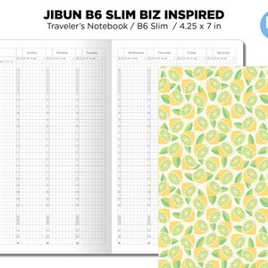 Könnte beinhalten: Ein weißes und schwarzes kariertes Notizbuch mit dem Text "JIBUN B6 SLIM BIZ INSPIRED Traveler's Notebook / B6 Slim / 4.25 x 7 in" auf dem Cover. Das Notizbuch hat ein Zitronen- und Limettenmuster auf der Rückseite. Der Text "B6 SLIM" befindet sich in einem blauen Kasten auf der rechten Seite des Bildes.