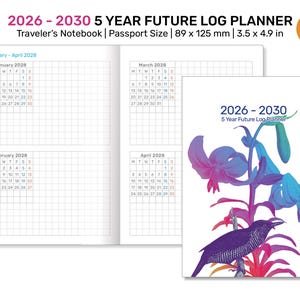 Puede incluir: Un planificador de registro futuro de 5 años (2026-2030), tamaño pasaporte, 89 x 125 mm. El planificador abierto muestra páginas de calendario de enero a abril de 2028. La portada presenta un diseño floral con un pájaro y el texto "2026-2030 5 Year Future Log Planner."