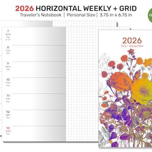 Può includere: Un taccuino da viaggio 2026 con layout settimanale orizzontale a griglia. L'agenda in formato personale misura 9,5 cm per 17,1 cm. La copertina presenta un design floreale con la scritta "2026 Luglio-Dicembre". Un cerchio verde recita "PERSONAL".