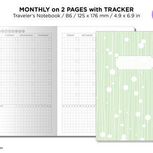 Pode incluir: Um planejador mensal com um rastreador em duas páginas. O planejador é projetado para um caderno de viagem, tamanho B6, 125 x 176 mm. A capa apresenta um fundo verde com linhas verticais brancas e círculos brancos.