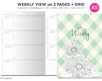 Könnte beinhalten: Ein Wochenplaner mit einem Rasterlayout auf der linken Seite und einem grün-weißen Gingham-Muster mit einer schwarz-weißen Gänseblümchen-Illustration auf der rechten Seite. Der Text "Weekly" ist auf der rechten Seite in Kursivschrift geschrieben. Der Planer ist mit "A5" gekennzeichnet und misst 14,8 x 21 cm.