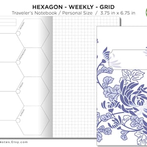 Può includere: Un taccuino settimanale con un layout a griglia esagonale. La copertina presenta un design floreale blu e bianco. Il taccuino misura 3,75 pollici per 6,75 pollici.