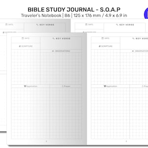 Puede incluir: Un cuaderno blanco cuadriculado con el título "Bible Study Journal - S.O.A.P" y el texto "Traveler's Notebook | B6 | 125 x 176 mm / 4.9 x 6.9 in". El cuaderno está abierto en dos páginas, cada una con secciones para "Fecha", "Escritura", "Versículo clave", "Observaciones", "Aplicación" y "Oración".