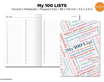 以下が含まれることがあります： 表紙にグレーのグリッドパターンと「My 100」のテキストが書かれた白いノート。ノートが開かれており、左側に空白のページ、右側に単語のクラウドが表示されています。単語のクラウドは、「バケットリスト」、「肖像画を描く」、「新しいスポーツを学ぶ」、「世界を旅する」など、リストに関連する単語で構成されています。ノートは88mm x 125mmで、パスポートサイズです。