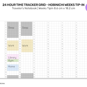 Può includere: Un tracciatore di tempo a griglia per un taccuino Hobonichi Weeks Tip-In, con un formato di 24 ore. La griglia è divisa in 12 righe, che rappresentano le ore, e più colonne. La griglia è riempita con blocchi di diversi colori, che rappresentano diverse attività, come dormire, lavorare, la biblioteca, la palestra e la casa. Il testo "Weeks Tip-In" è visibile in un cerchio viola nell'angolo in alto a destra dell'immagine.