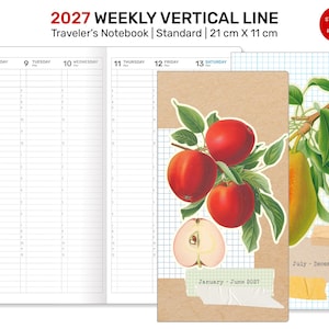 Peut inclure: Carnet de voyage à lignes verticales hebdomadaires 2027, format standard 21 cm x 11 cm. Le carnet ouvert présente une mise en page hebdomadaire avec une illustration de fruits décorative. Couverture avec des pommes rouges et une poire. Texte : Janvier-Juin 2027.