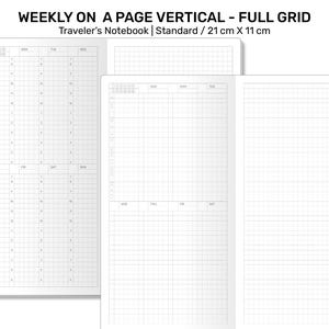 Op de afbeelding: Een witte Traveler's Notebook-inlegger met een wekelijkse verticale lay-out. De inlegger is van standaardformaat, 21 cm x 11 cm. De pagina's hebben een volledig rasterontwerp. De tekst "WEEKLY ON A PAGE VERTICAL - FULL GRID" staat bovenaan.