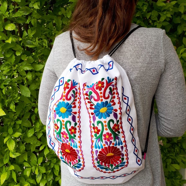 Mochila mexicana, bolso bordado mexicano, mochila con cordón de flores, bolso morral colorido de México, bolso floral bordado, bolso de borlas de México