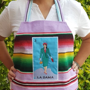 Delantal mexicano cocina loteria la dama, Delantal de regalo para madre, delantal curvy talla grande, delantal mexicano tipo sarape para cocinar guacamole y tamales