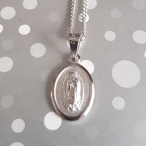 Collar de plata Virgen Guadalupe Charm ovalado, Cadena Nuestra Señora de Guadalupe oro blanco, Plata ley 925 baño rodio, Plata Taxco mexicana