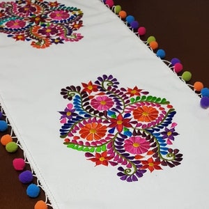 Chemin de table brodé mexicain, pompon, nappe de fleurs colorées, aztèque bohème arc-en-ciel, napperon de table fleuri Mexique