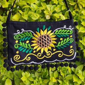 Bolso bandolera con bordado de girasoles, bolso tipo sobre con bordado mexicano de girasoles, bolso mexicano negro bordado, cartera de mano con girasoles