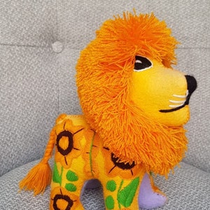 Peluche brodée Lion, peluche Lion orange en feutre du Mexique, laine brodée Leon, poupée de chambre de bébé Lion jaune, lion en laine peluche