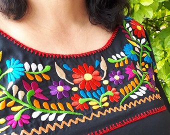 Mexican Embroidery Blouse, Mexican black plus size blouse, Mexican embroidered curvy size top, Vintage mexican blouse, Mexico peasant blouse