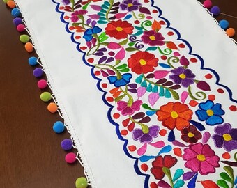 Camino de mesa bordado mexicano, borla de pompón, flores de