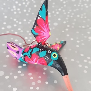 Alebrije de colibrí negro, colibrí azul oscuro colgante, coleccionable de arte popular mexicano, pájaro colorido tallado en madera, flor pintada a mano