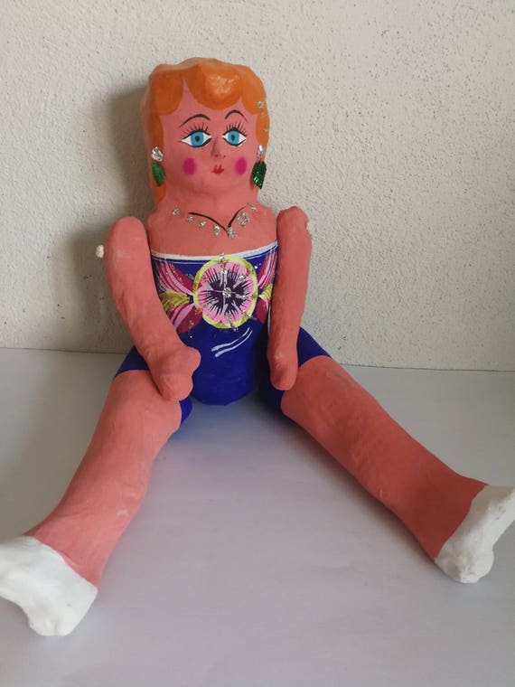 muñeca de carton mexicana