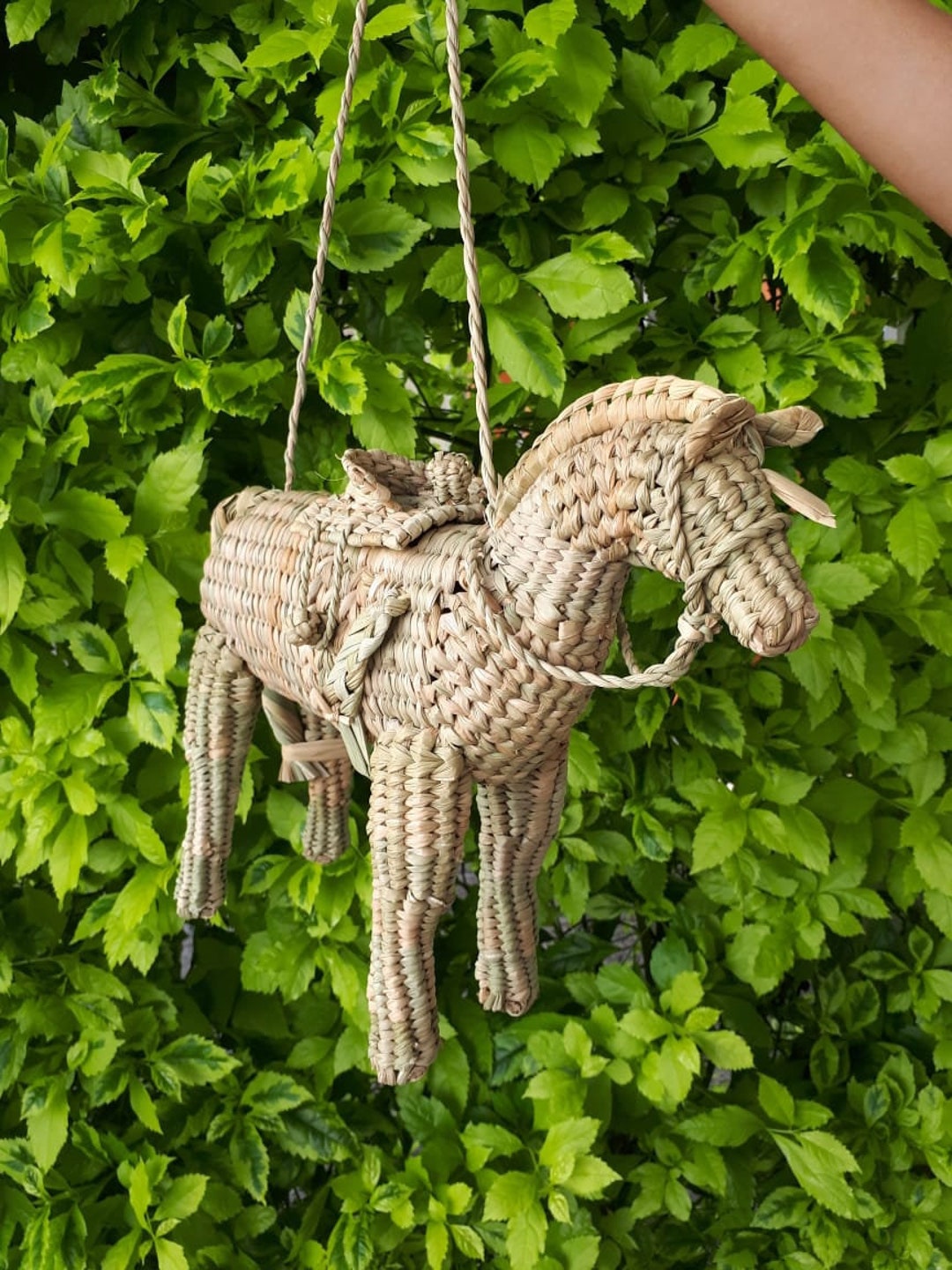 ショルダーバッグ・ポシェット HORSE MEDAL small basket bag made of natural fiber Chloé Small Horse Medal Basket In Natural Fibers | Chloé AL