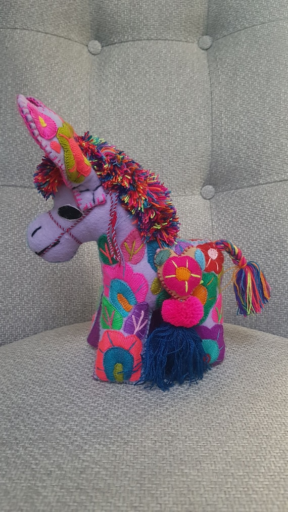 メキシコのライラックライトパープルのロバのぬいぐるみ