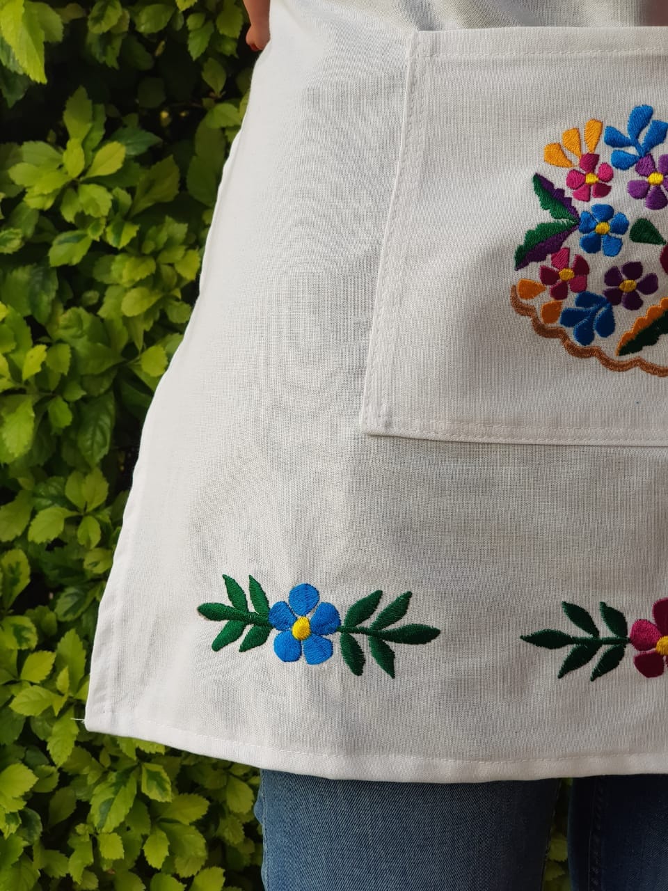 メキシコの白い刺繍のエプロン、メキシコのカラフルな花の刺繍 メキシコの白い刺繍のエプロン、メキシコのカラフルな花の刺繍