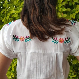 Blusa mexicana bordada, blusa mexicana blanca, blusa boho bordada mexicana, blusa vintage mexicana, túnica mexicana bordada tradicional image 3