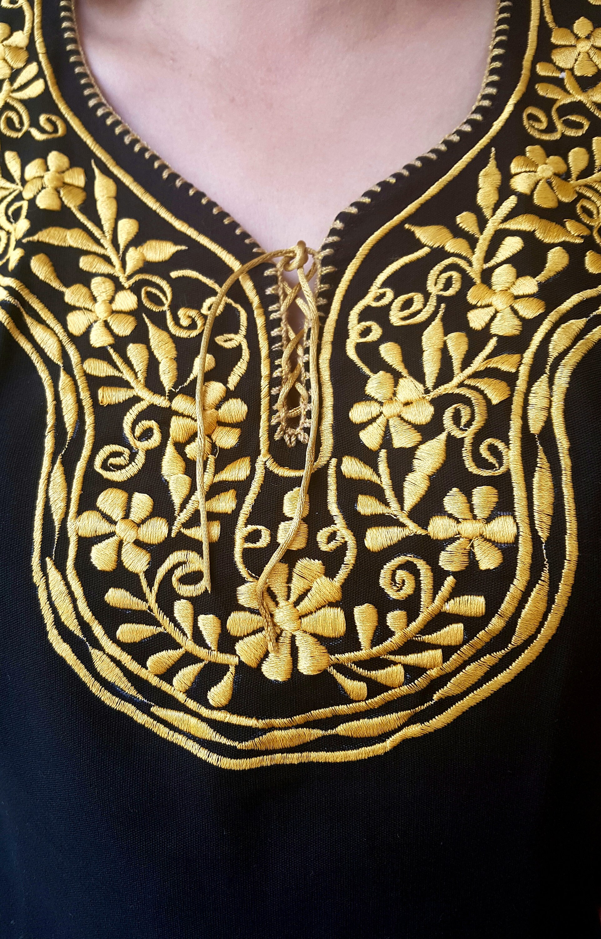 Blusas negras con dorado sales