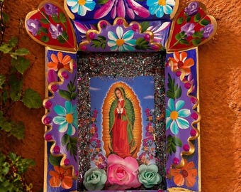 Nicho mexicano de metal colorido con la Virgen de Guadalupe, decoración de pared hecha a mano en hojalata rústica, arte religioso, decoración bohemia para el hogar.