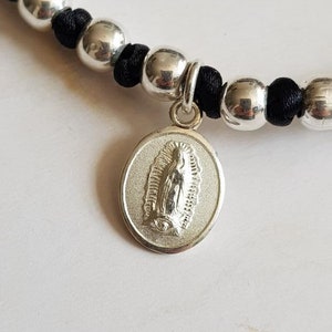 Pulsera de cuentas de plata Virgen de Guadalupe, Medalla Colgante Virgencita en plata de ley 925, Dije de Nuestra Señora de Guadalupe brazalete tejido en negro o rojo