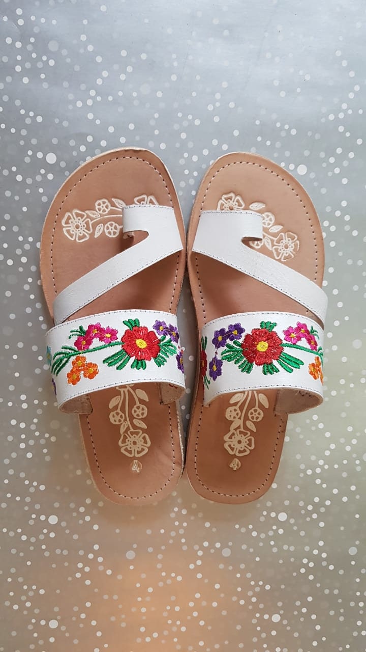 Mexico Embroidered Flower Sandals US 6, Toe Ring White