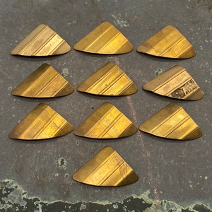 Vintage Brass Right Curved Triangle Stampings – Geometric Line Pattern – Set of 10 – 37mm