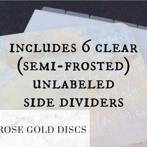 Puede incluir: Un planificador con anillos dorados y discos de oro rosa. La imagen incluye 6 divisores laterales transparentes, semiescarchados y sin etiqueta. El texto de la imagen dice "Includes 6 Clear (Semi-Frosted) Unlabeled Side Dividers" y "Rose Gold Discs".