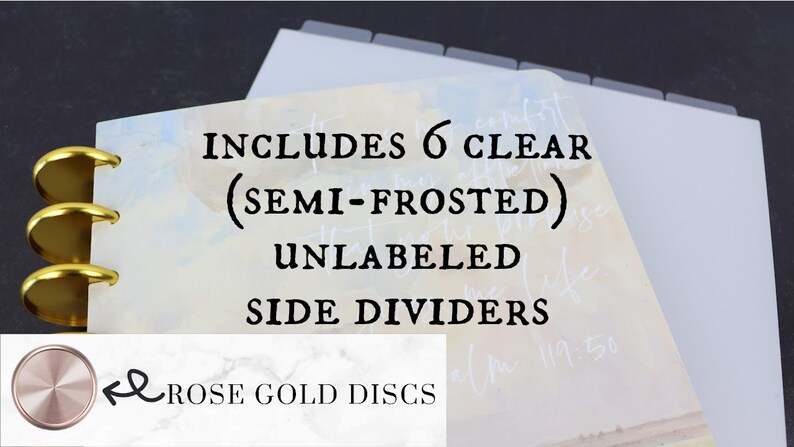Puede incluir: Un planificador con anillos dorados y discos de oro rosa. La imagen incluye 6 divisores laterales transparentes, semiescarchados y sin etiqueta. El texto de la imagen dice "Includes 6 Clear (Semi-Frosted) Unlabeled Side Dividers" y "Rose Gold Discs".