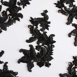 Può includere: Applicazioni floreali nere con perline e disegni intricati. Questi abbellimenti sono perfetti per aggiungere un tocco di eleganza a vestiti, accessori o progetti di arredamento per la casa.